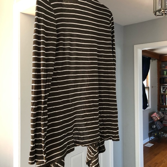 Super soft long sleeve cardigan. Long in the front - Picture 2 of 4